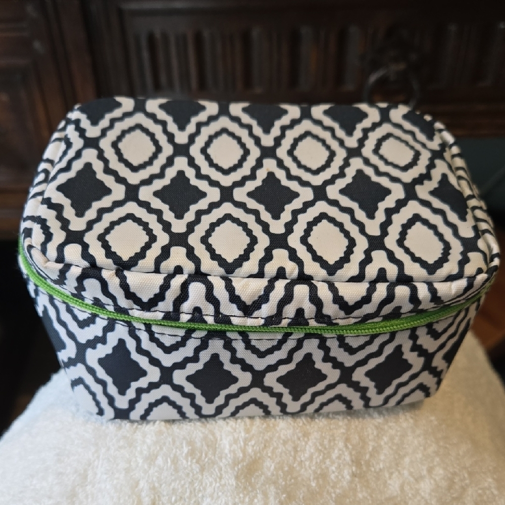 P408. Thirty-One Navy & White Travel Jewelry Bag